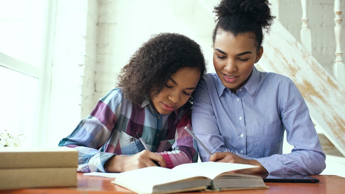 Un parent consulte la progression scolaire de son enfant